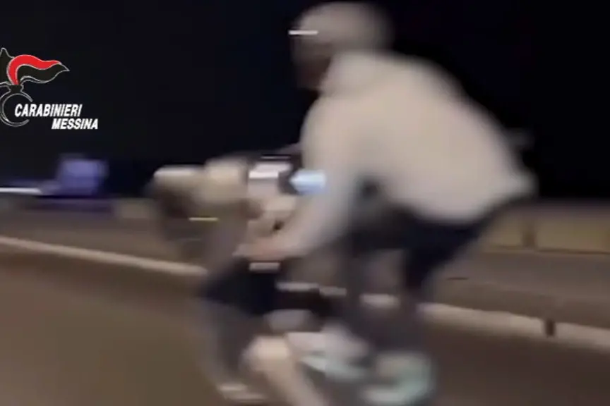 Messina, organizzava corse clandestine in scooter: arrestato 19enne