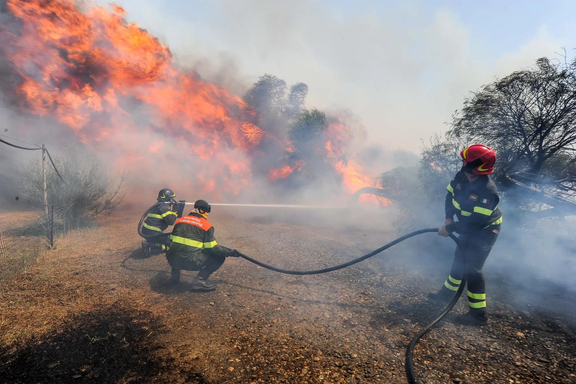 Gli uomini del Corpo forestale impegnati nello spegnimento di un incendio