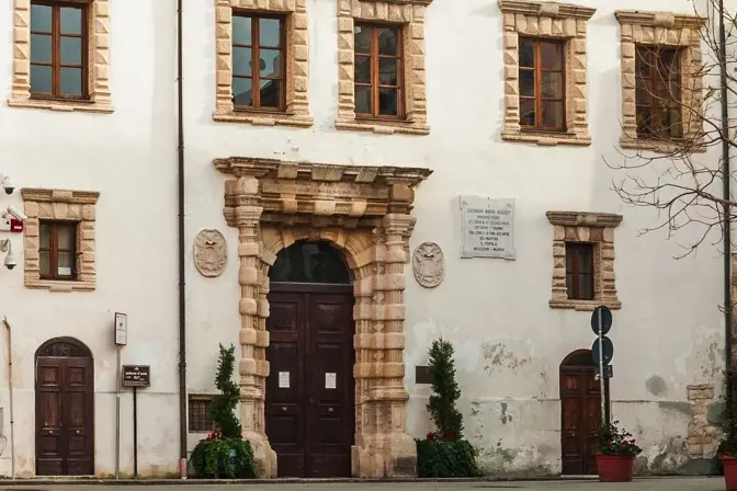 La Biblioteca Comunale di palazzo d'Usini in piazza Tola (foto G. Marras)