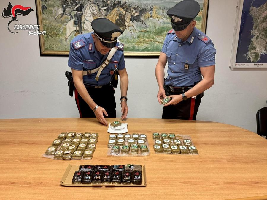 Arzachena, ritira un pacco con 5 chili di hashish al locker point e tenta la fuga: arrestato 25enne