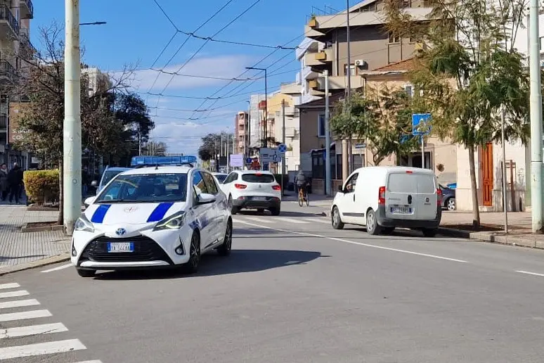 La Polizia locale di Quartu sul luogo dell'incidente in via Marconi (foto Daga)