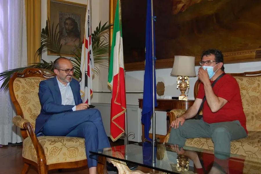 Alessandro Ghiani durante l'incontro con il sindaco Truzzu (foto Comune di Cagliari)