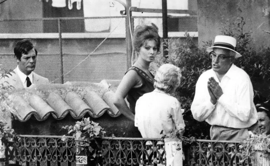 Le riprese di &quot;Ieri, oggi, domani&quot; in piazza Navona: De Sica con Tina Pica, Mastroianni e Sophia Loren