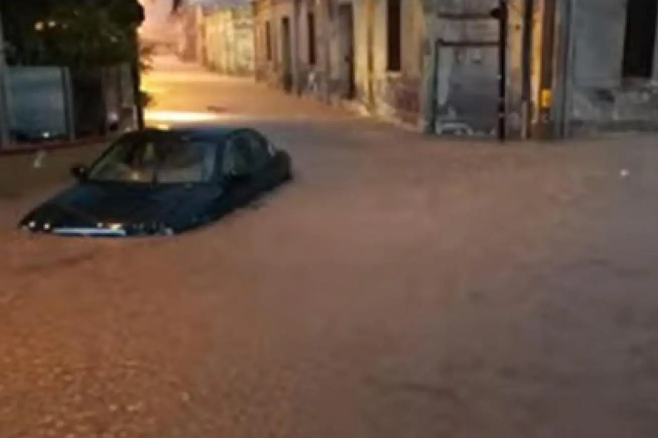 Una strada allagata nel Messinese (Ansa - Youtube)