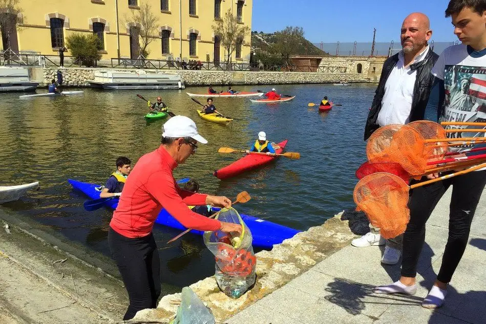 I canoisti puliscono il canale di Terramaini (foto L'Unione Sarda - Almiento)