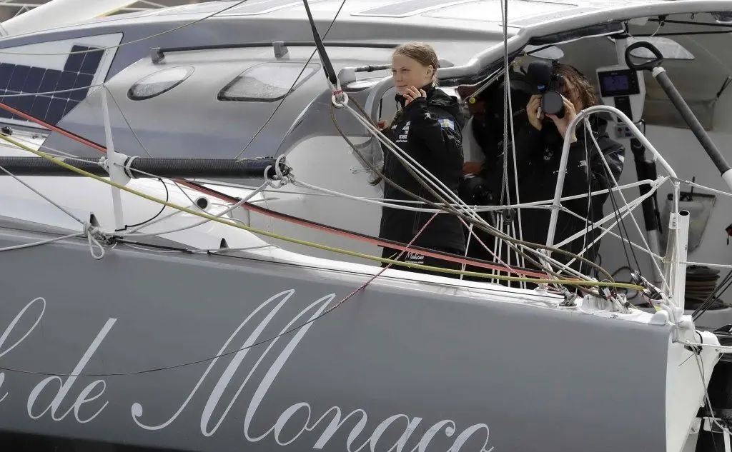 E quando si tratta di andare Oltreoceano, usa barche a emissioni zero: qui è su quella di Pierre Casiraghi