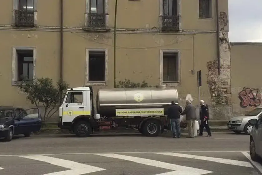 L'autobotte con l'acqua (foto Valeria Pinna)