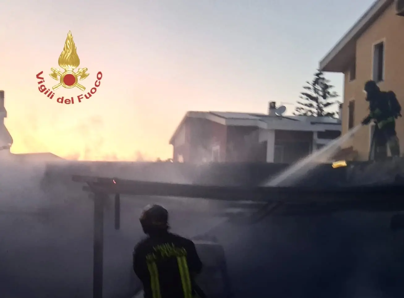 I vigili del fuoco impegnati a spegnere l'incendio in via Parigi a Selargius