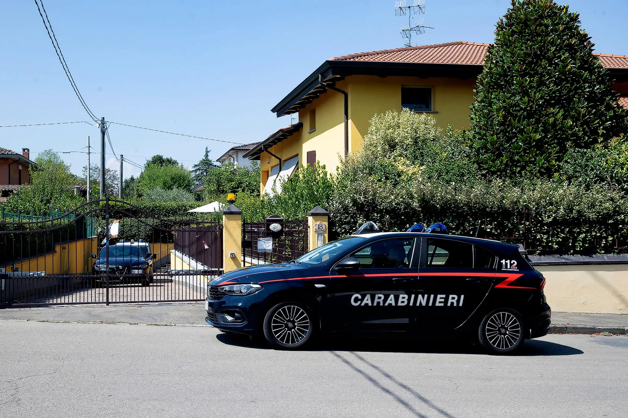 Nell'immagine del 21 agosto 2024 carabinieri al lavoro nei pressi del giardino di una villetta dove fu trovato un neonato morto e seppellito, a Vignale di Traversetolo (Parma). ANSA/ELISABETTA BARACCHI