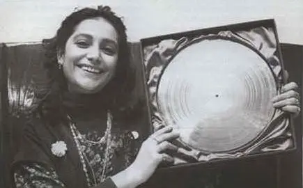 Mostra il Disco d'oro per il suo primo milione di dischi venduti (foto Wikipedia)