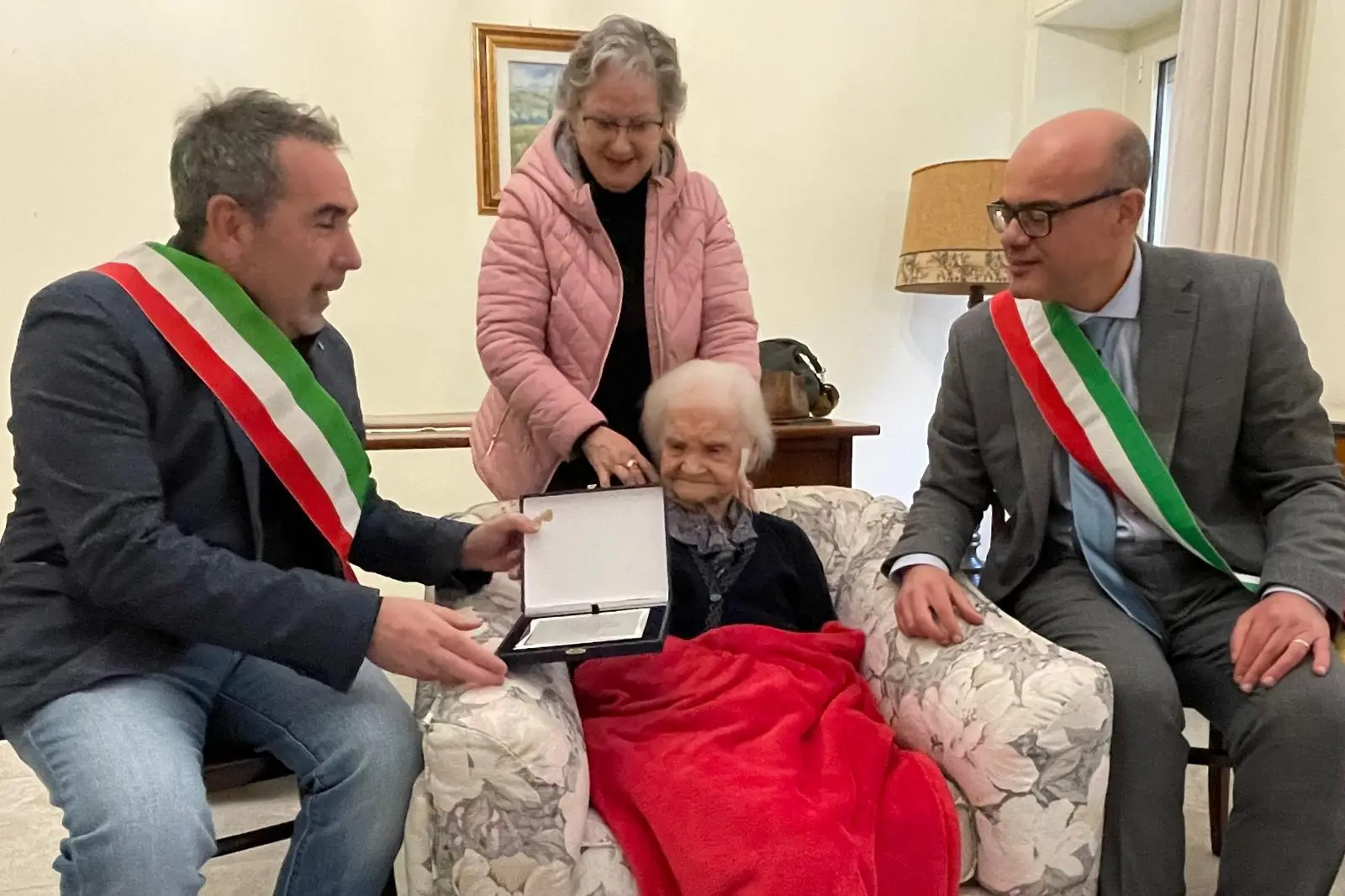 Angela Crobu insieme ai sindaci di Tertenia e Lanusei e alla figlia Laura Orrù (foto concessa)