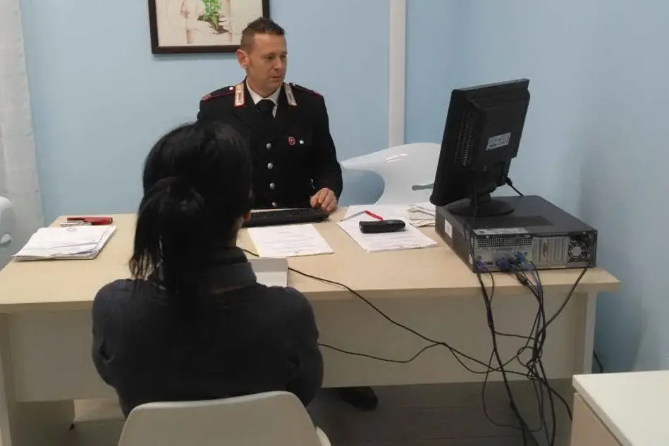 Un carabiniere nella sala riservata al problema stalking al comando provinciale dell’Arma a Nuoro