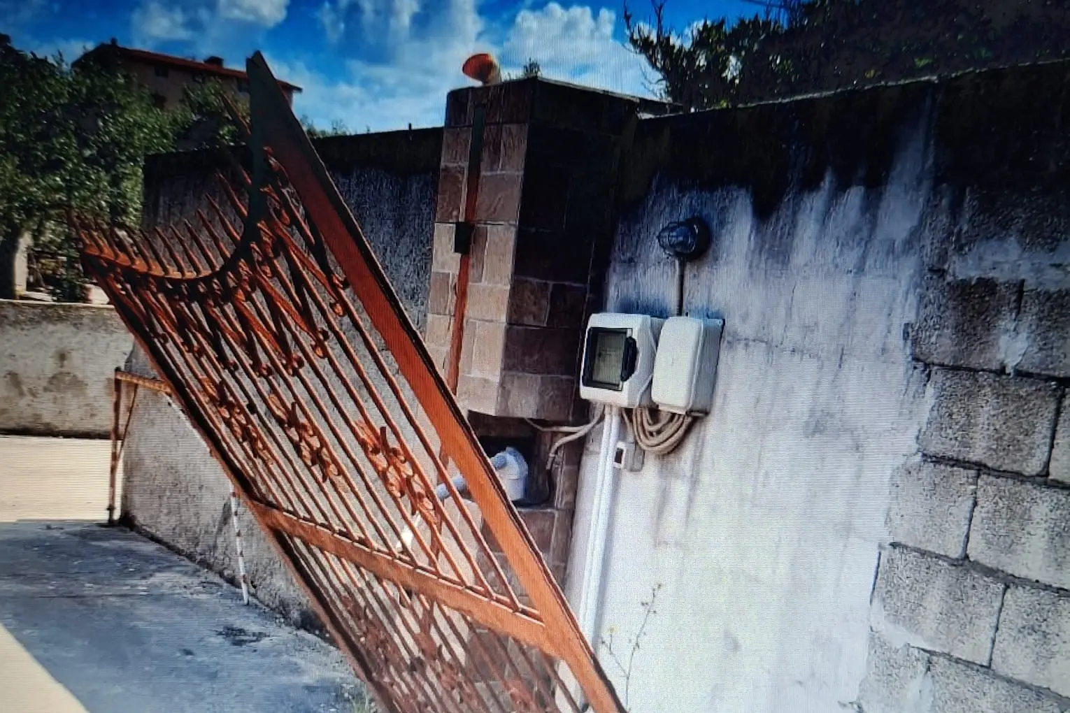 Cancello divelto il giorno dell'episodio