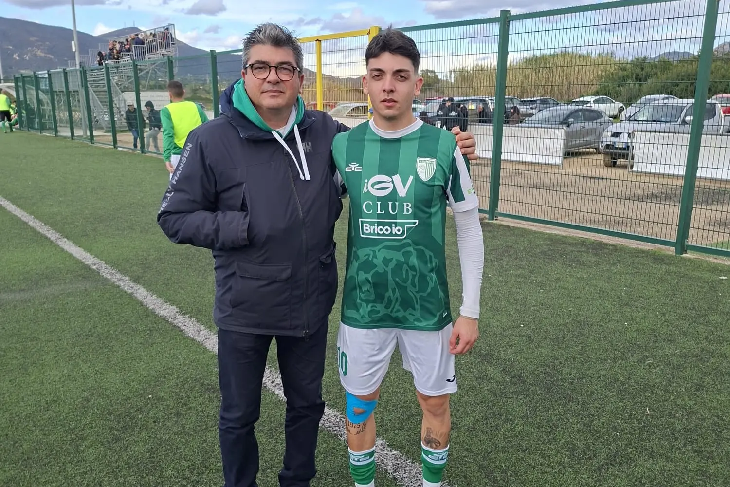 L'allenatore del Palau ( II Cat. Gir.H), Vittorio Serio, assieme al figlio Michele (G. Pischedda)