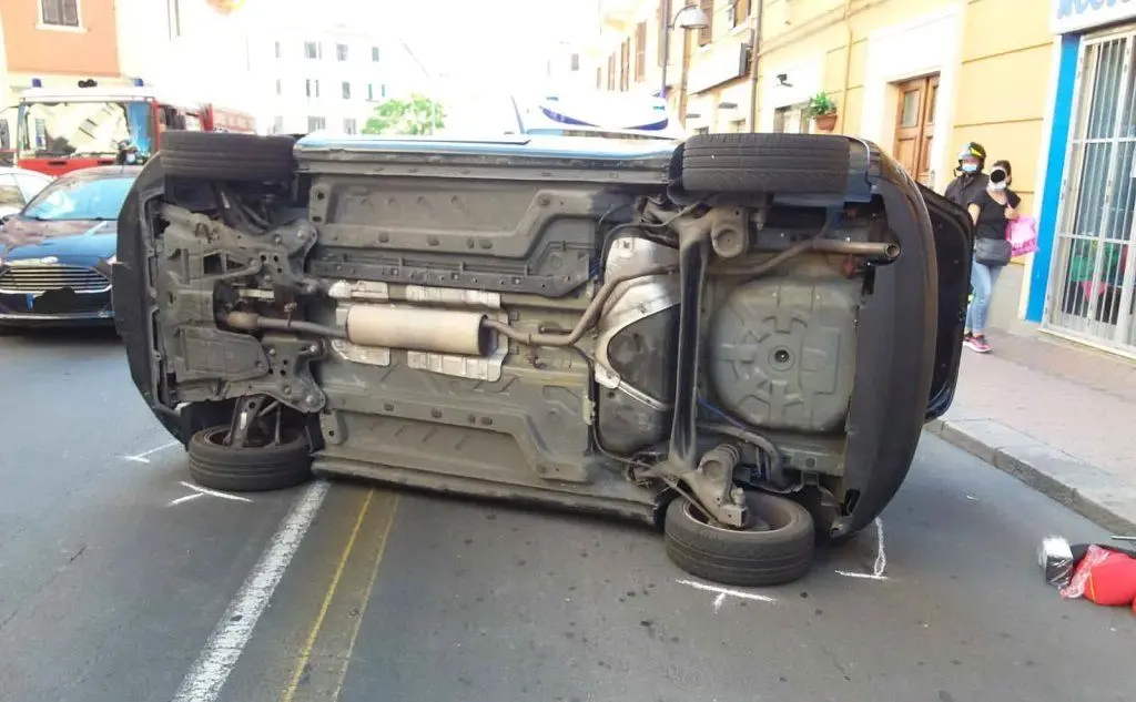 L'auto rovesciata (foto Polizia locale)