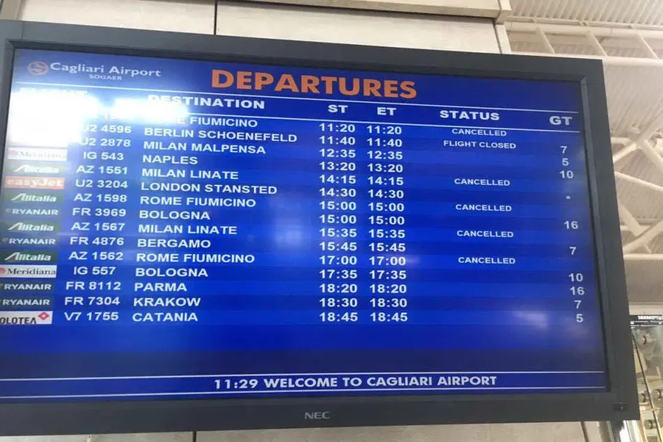 Il tabellone dell'aeroporto di Cagliari