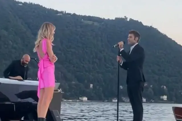 La sorpresa del rapper al lago di Como, in occasione del terzo anniversario di matrimonio (frame da video Instagram)