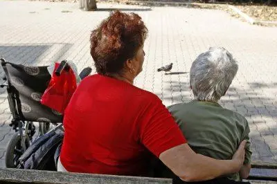 Una badante assiste un donna anziana