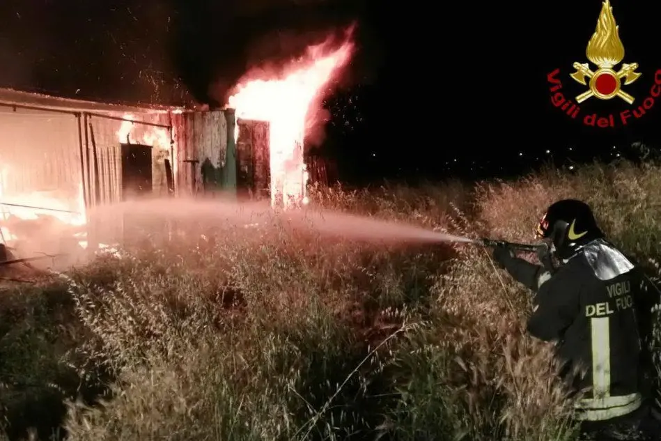 L'intervento per spegnere il rogo a Capoterra
