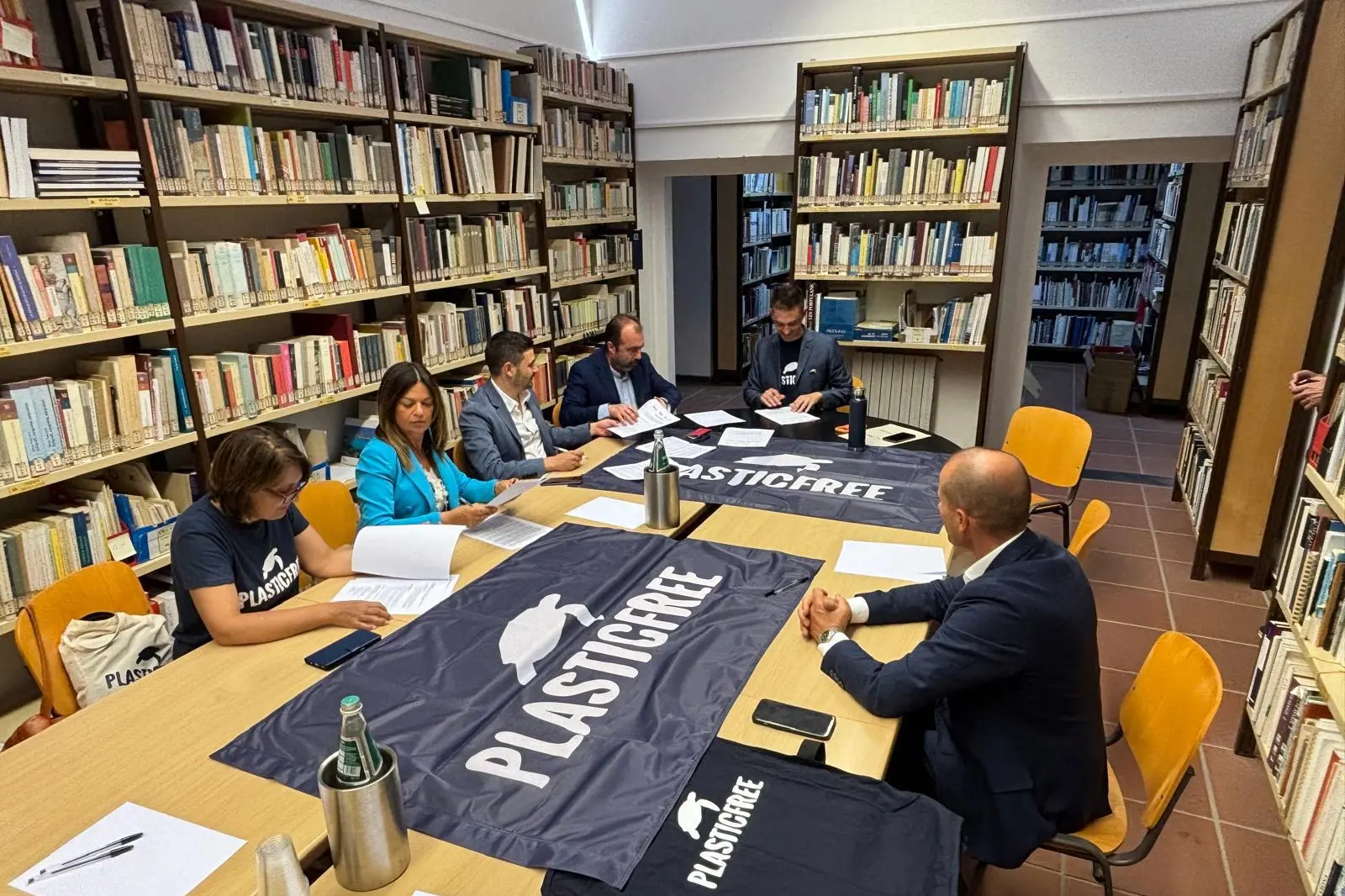 La firma del protocollo Plastic Free (foto concessa)