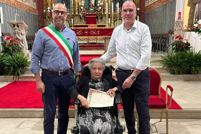 La centenaria con il sindaco di Ozieri