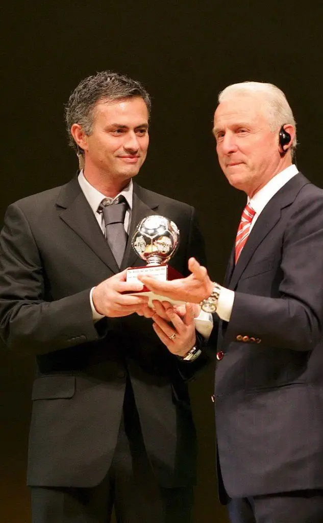 Mourinho gli consegna il premio di allenatore dell'anno