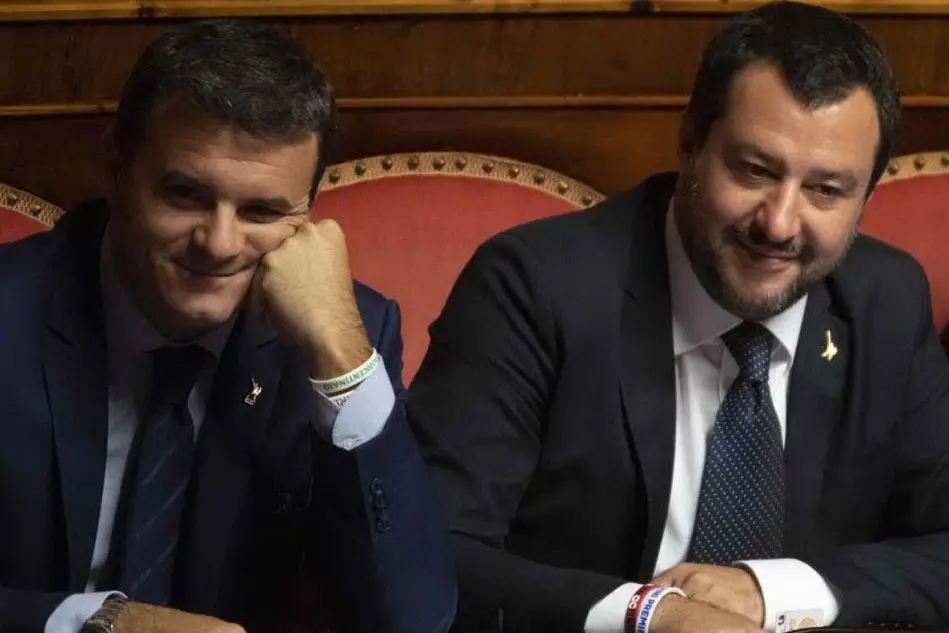 Il ministro delle Politiche agricole, Gian Marco Centinaio, e il vicepremier Matteo Salvini (Ansa)