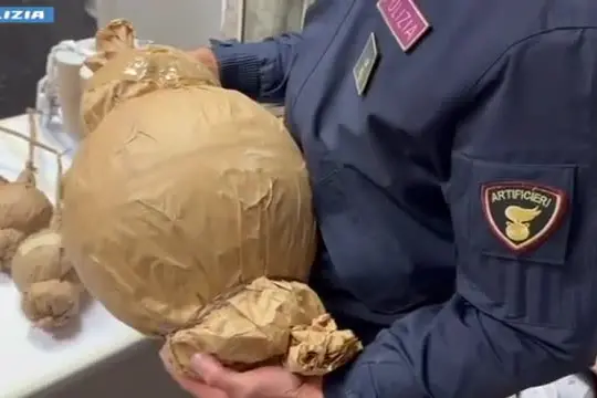 Polizia sequestra "super bomba" di 11,5 chili per botti di Capodanno