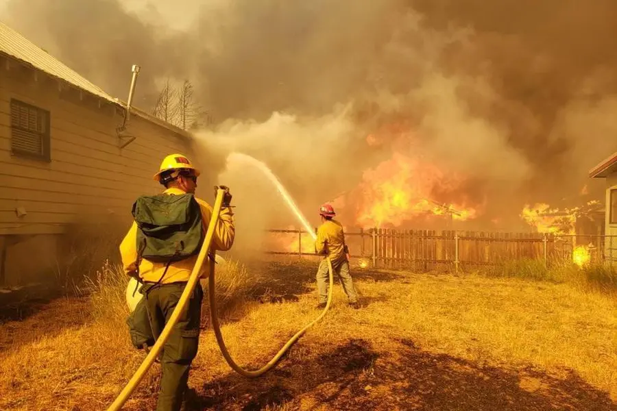 Vigili del fuoco in azione per contrastare il Dixie Fire (Ansa-Epa)