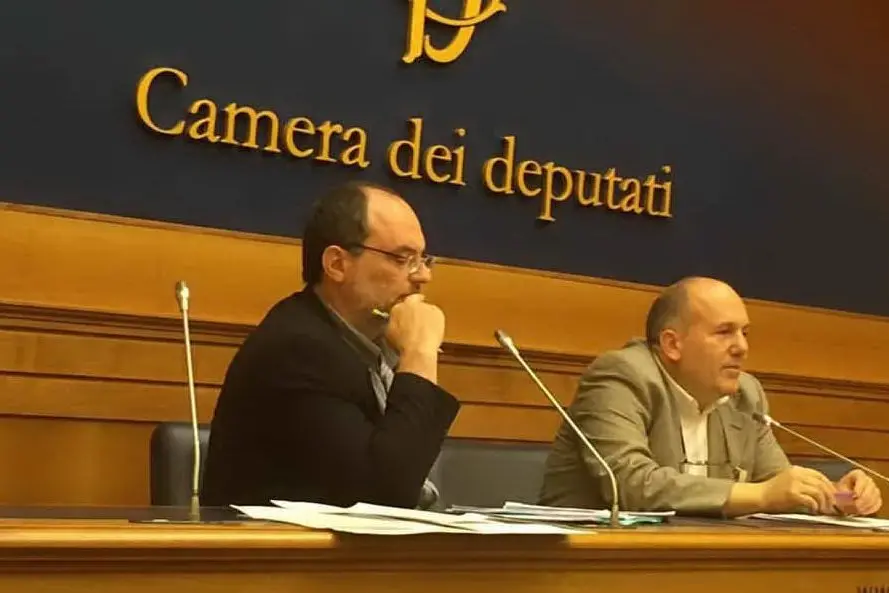 Una delegazione del Comitato Riconversione Rwm (a destra il portavoce Arnaldo Scarpa)