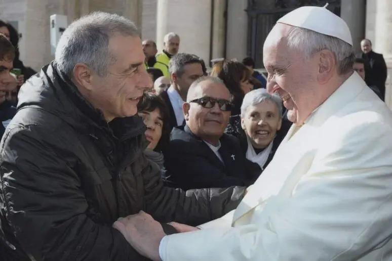 Don Totoni con Papa Francesco (foto Ansa)
