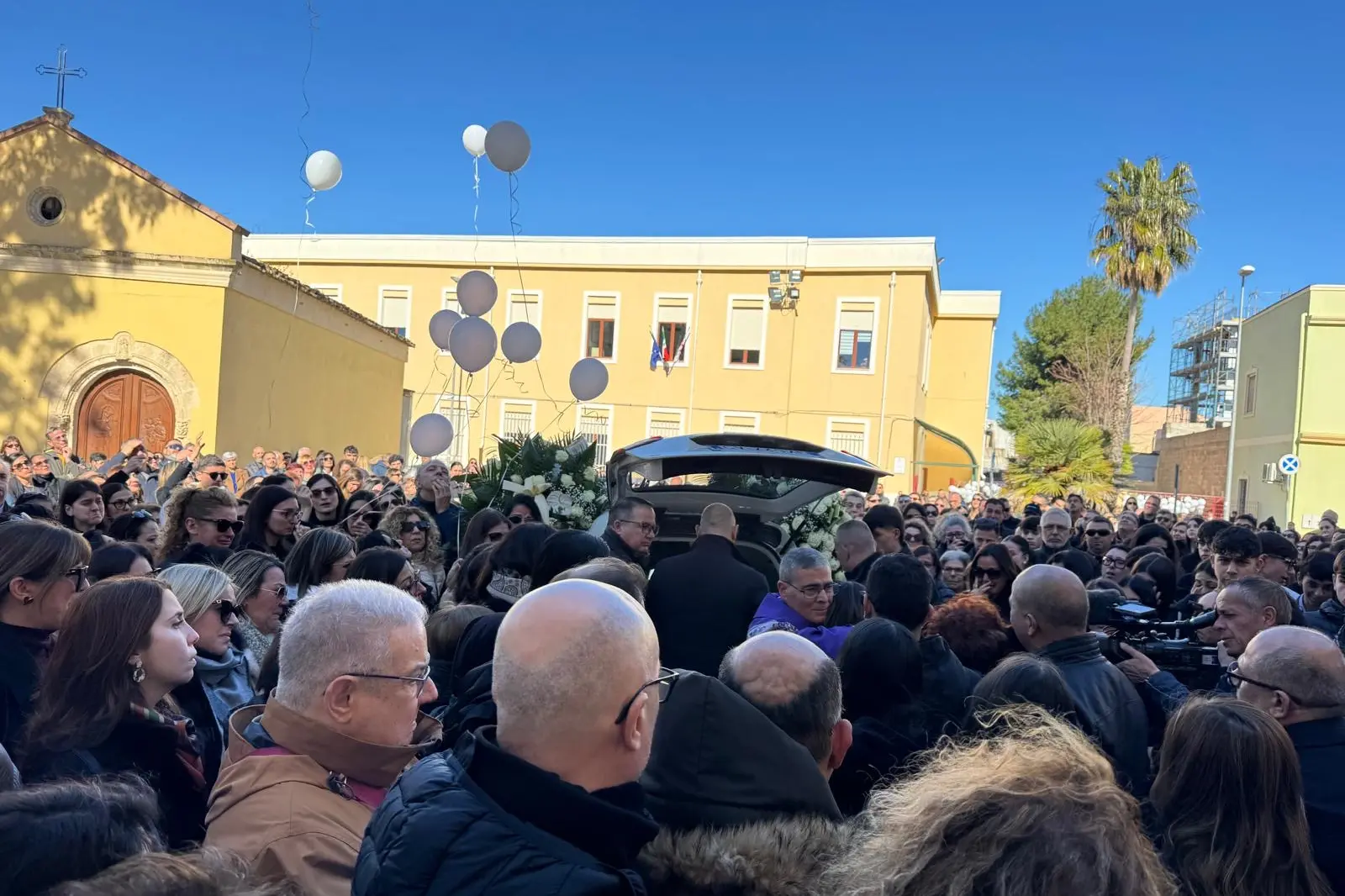 La folla fuori dalla chiesa di San Giorgio a Sestu (foto Marci)