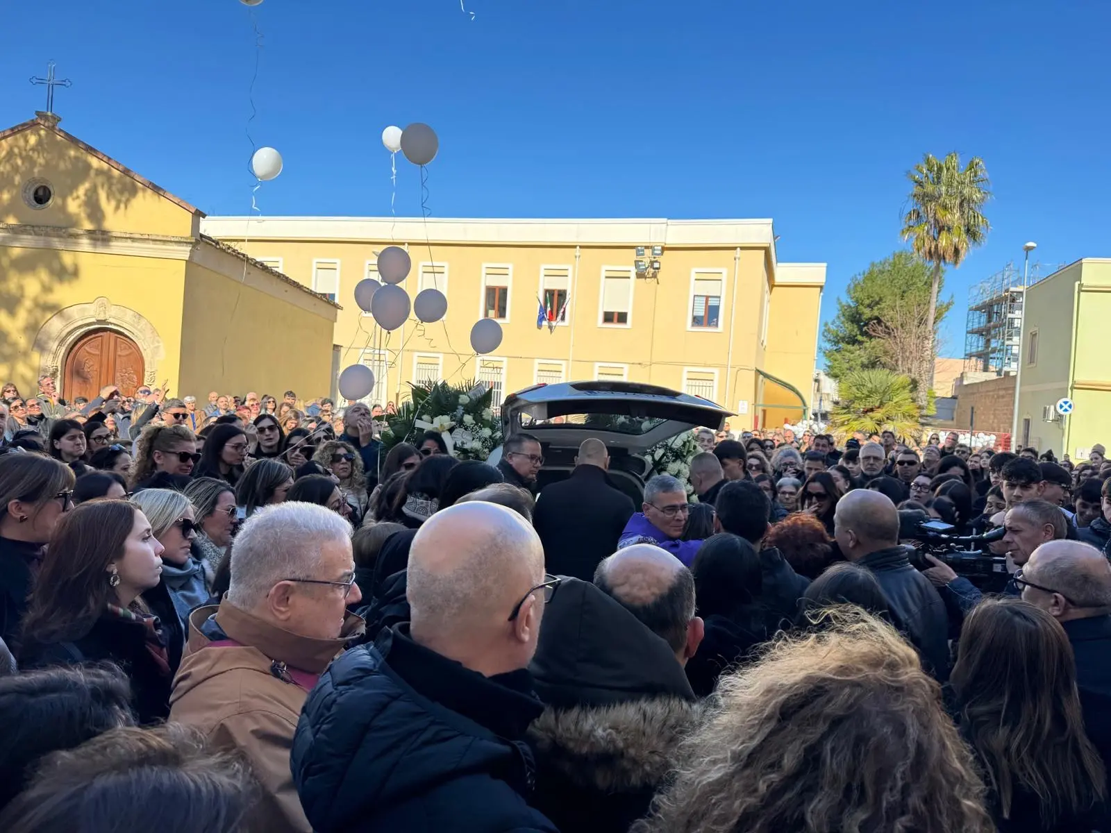 Сестю, слезы и белые воздушные шары — душераздирающее прощание с Лоренцо: «Взлетай высоко и играй среди облаков». La folla fuori dalla chiesa di San Giorgio a Sestu (foto Marci)
