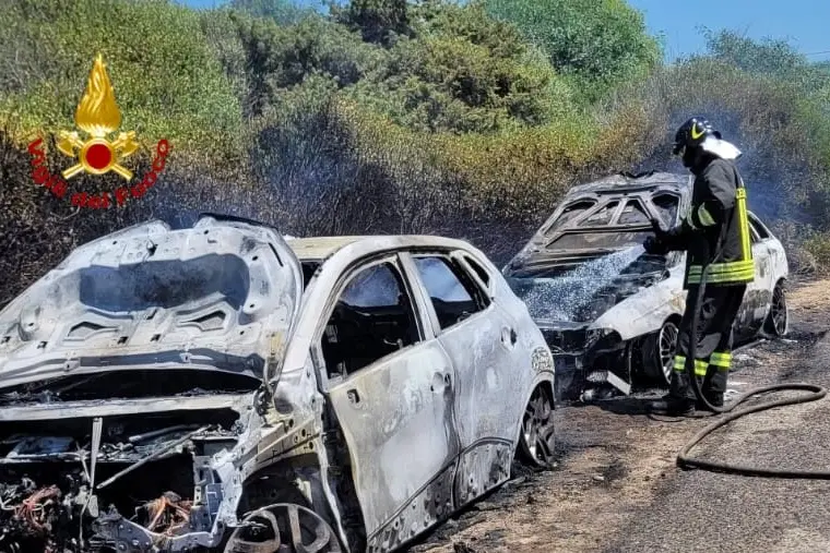 Le auto incendiate (foto vigili del fuoco)