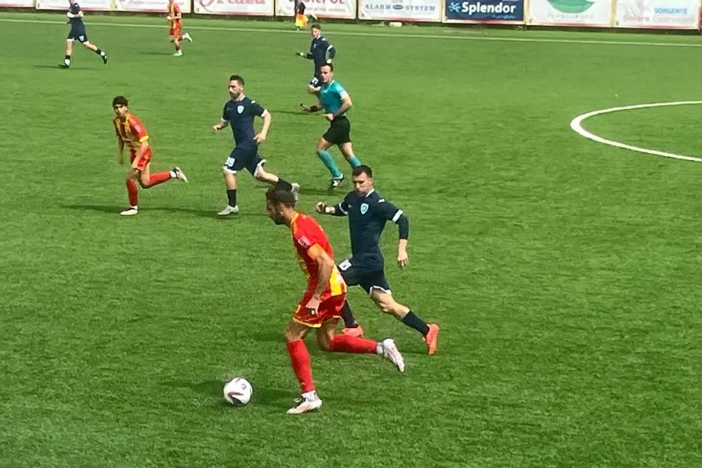 De Grazia in marcatura nel derby tra l’Olbia e l’Atletico Uri (foto Ilenia Giagnoni)