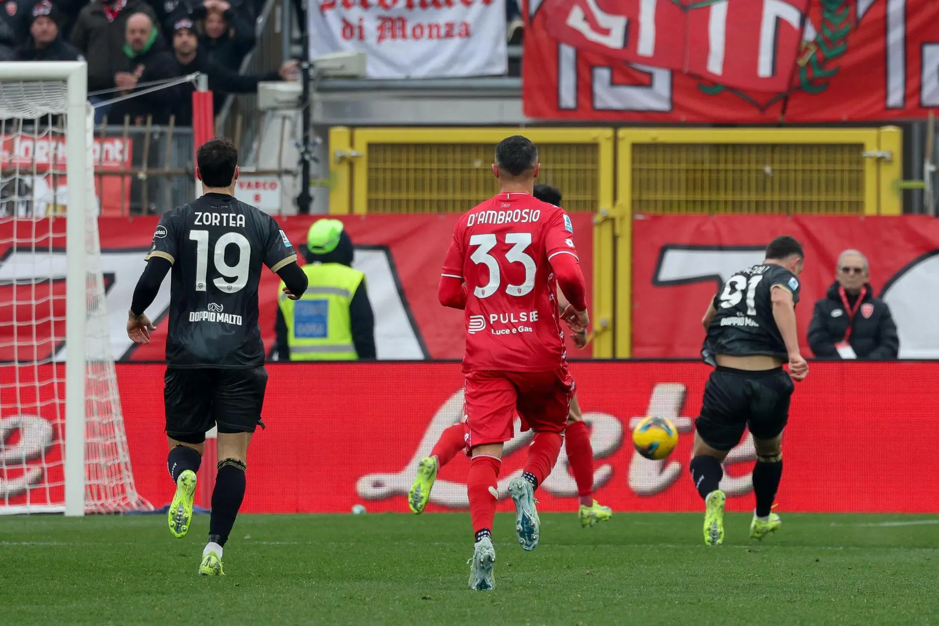 Il gol di Roberto Piccoli che ha deciso Monza-Cagliari (foto Ansa)