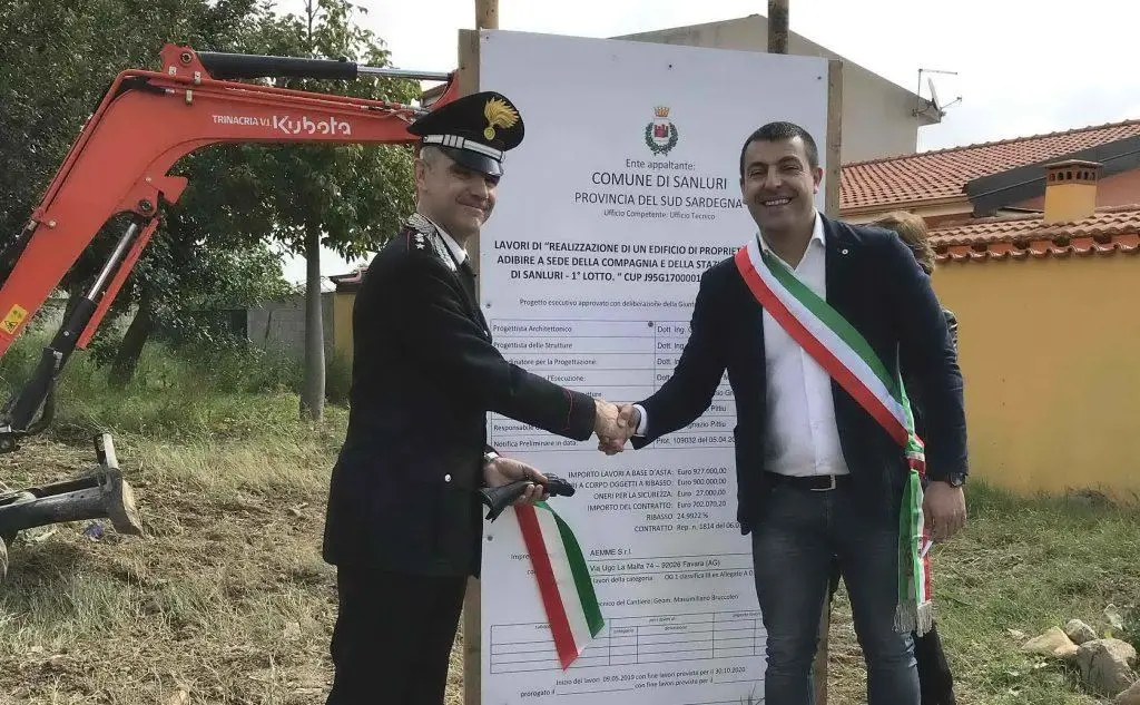 La stretta di mano fra il sindaco Alberto Urpi e il capitano Giovanni Mureddu prima della posa della prima pietra della nuova caserma (foto L'Unione Sarda - Pintori)