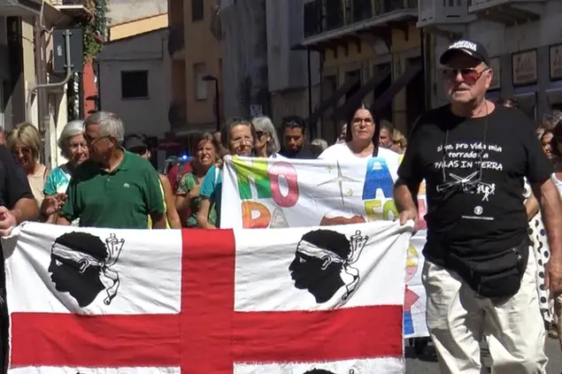 Gli attivisti in piazza a Oristano (Foto M.Tasca)