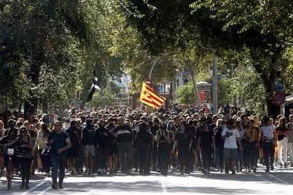 Catalogna, ancora scontri tra manifestanti e polizia: 41 feriti