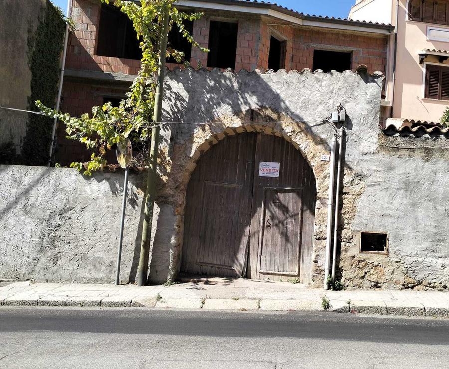 «Crollano i portali storici in centro»