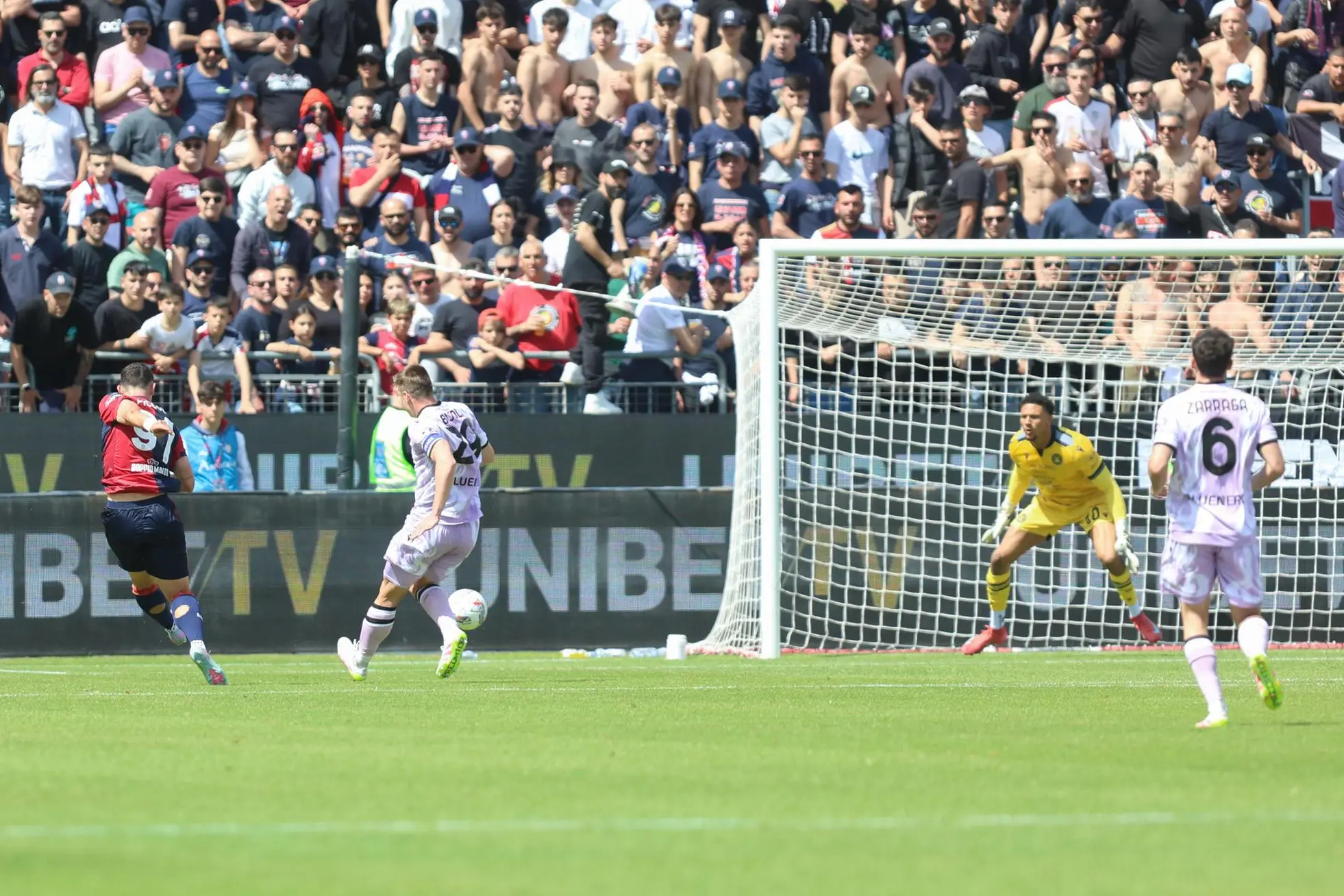 Un tentativo di Roberto Piccoli nel primo tempo di Cagliari-Udinese (foto Ansa)