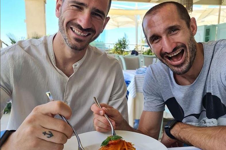 Leonardo Bonucci e Giorgio Chiellini al Forte Village (foto Instagram)