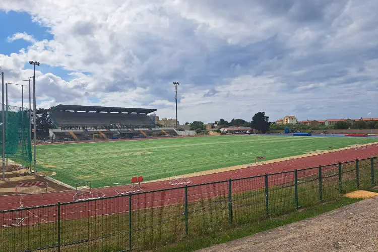 Manto sintetico nel campo comunale 1 a Porto Torres (foto Pala)