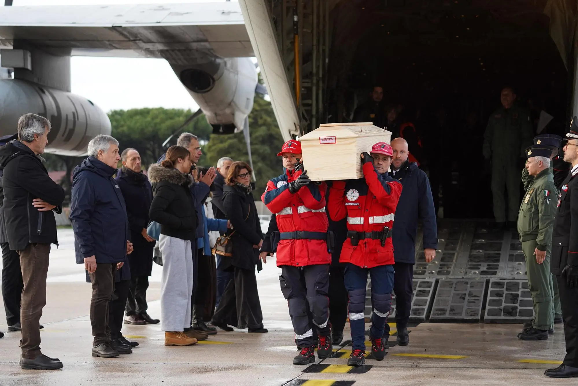 Arrivo del C130 dell'Aeronautica militare, con a bordo la salma di Riccardo Minghetti, il ragazzo romano di 16 anni morto nell'incendio del bar Le Constellation a Crans-Montana la notte di Capodanno, accolto dai ministri degli Esteri Antonio Tajani, e dello Sport, Andrea Abodi, il capo dipartimento della protezione civile, Fabio Ciciliano, il prefetto Lamberto Giannini, e alcuni familiari di Riccardo Minghetti, Ciampino, 5 Gennaio 2026. ANSA/TELENEWS
