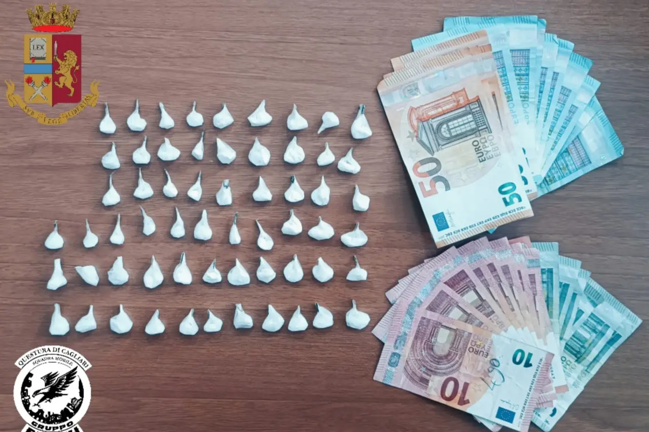 La cocaina e il denaro sequestrati (foto Polizia)