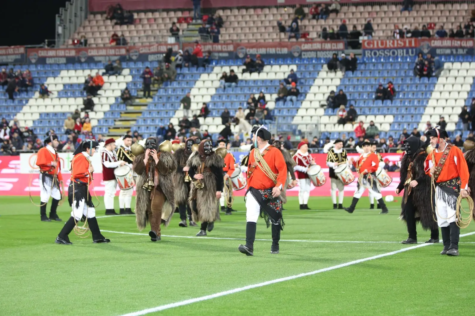 Mamuthones e Issohadores in campo prima di Cagliari-Lecce (Fabio Murru)