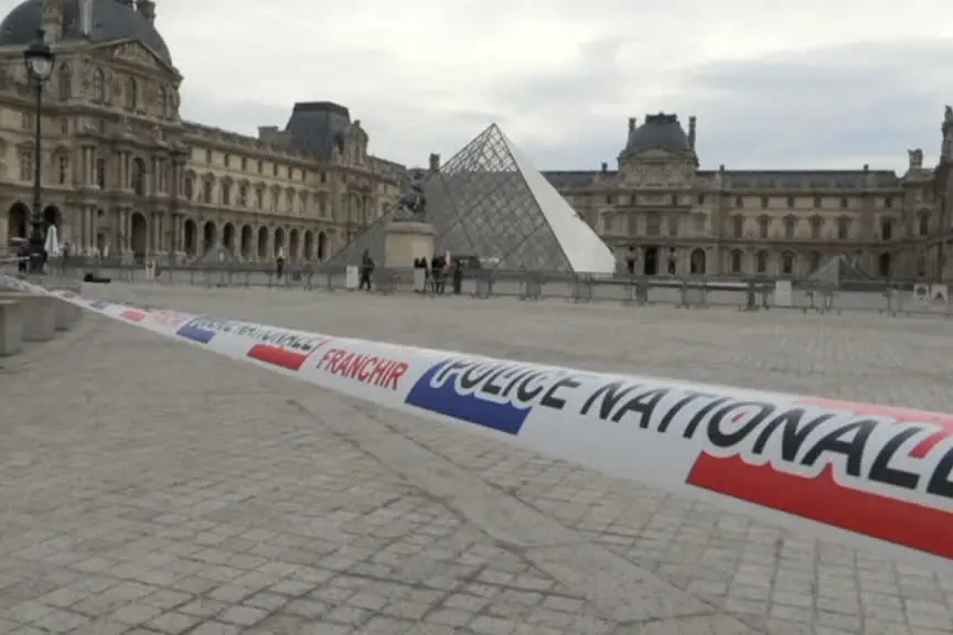 Furto Louvre, gli arrestati confessano,  ma i gioielli non si trovano