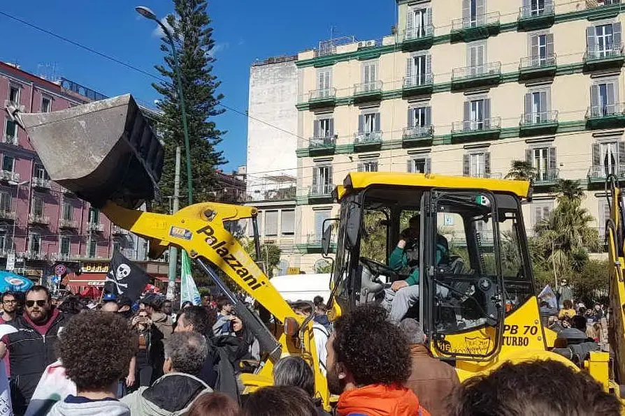 Duemila persone in piazza a Napoli per manifestare contro il comizio di Matteo Salvini