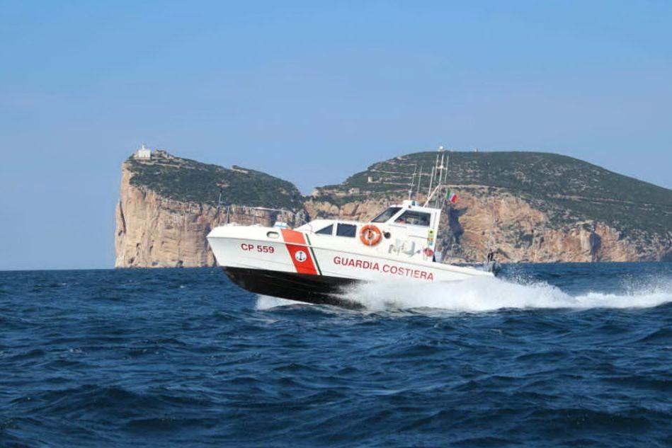 Una motovedetta della Capitaneria di Alghero (Foto Guardia Costiera)