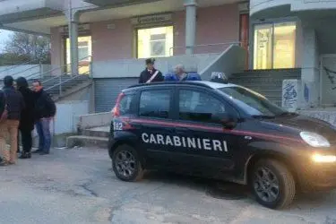I carabinieri davanti all'Unicrediti di via Milano a Nuoro